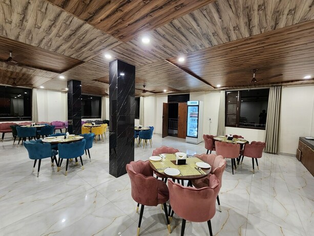 Imagen del bar/restaurante del Hotel Him Hilton Luxury. Foto 9