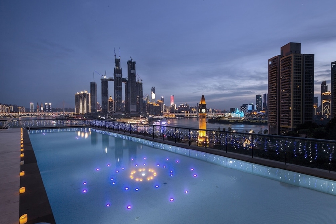 Imagen de la piscina del Hotel Himalaya Serviced Residences Chongqing. Foto 18