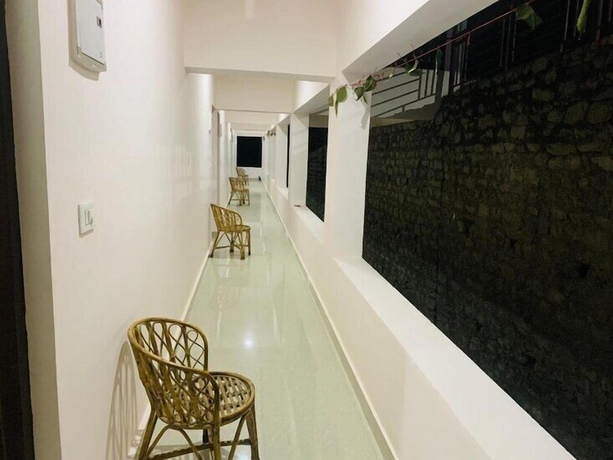 Imagen de los interiores del Hotel Himsarovar And Restaurant. Foto 14