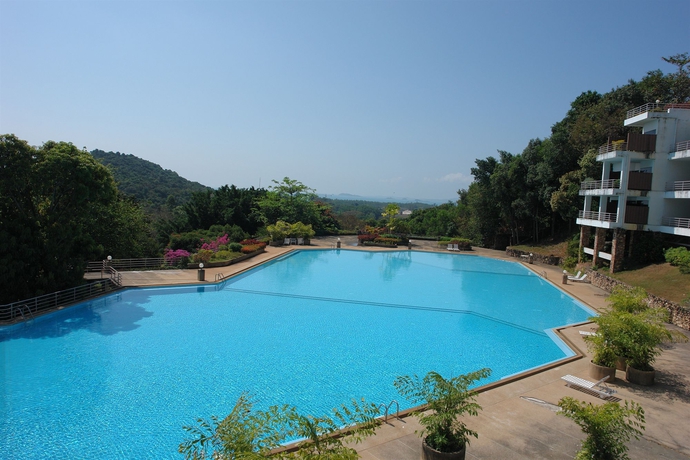 Imagen de la piscina del Hotel Hinsuay Namsai Resort. Foto 16