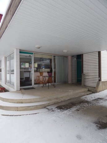 Imagen de los exteriores del Hotel Hinton Highway Inn. Foto 16
