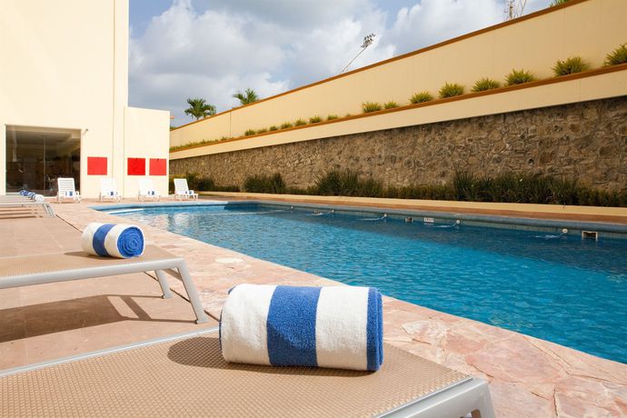 Imagen de la piscina del Hotel Hipico Inn. Foto 16