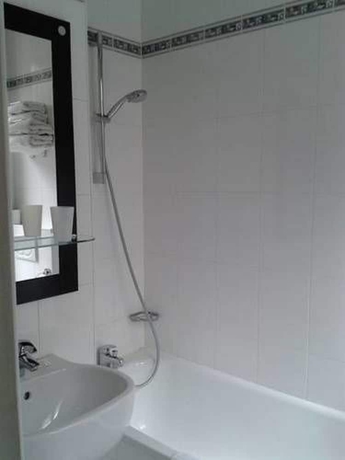 Imagen de la habitación del Hotel Hipotel Lilas Gambetta. Foto 13