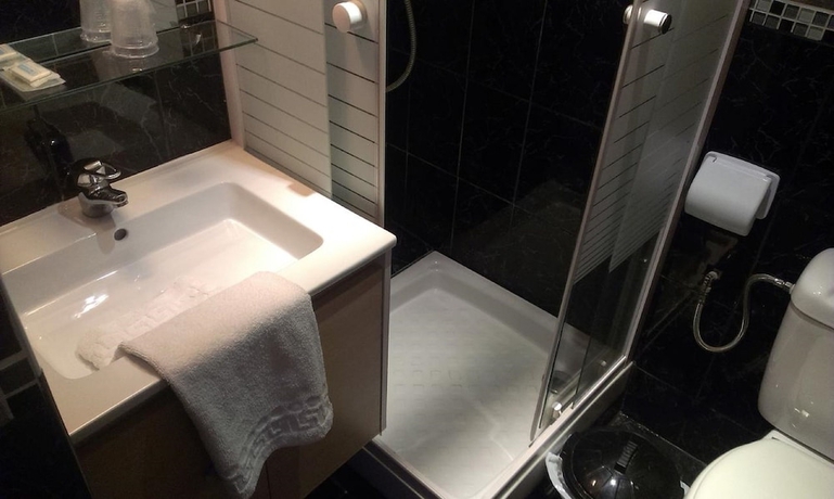 Imagen de la habitación del Hotel Hipotel Paris Gambetta Republique. Foto 13