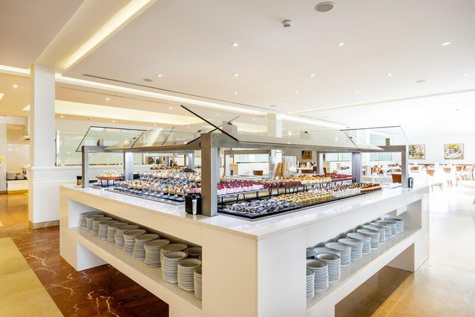 Imagen del bar/restaurante del Hotel Hipotels Barrosa Garden. Foto 8