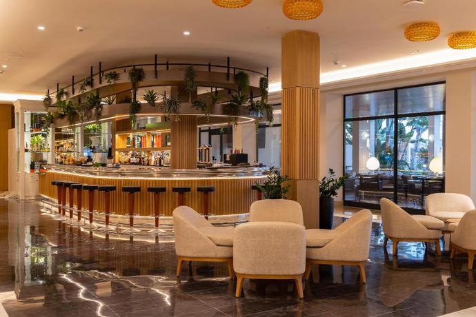 Imagen del bar/restaurante del Hotel Hipotels Barrosa Palace. Foto 4