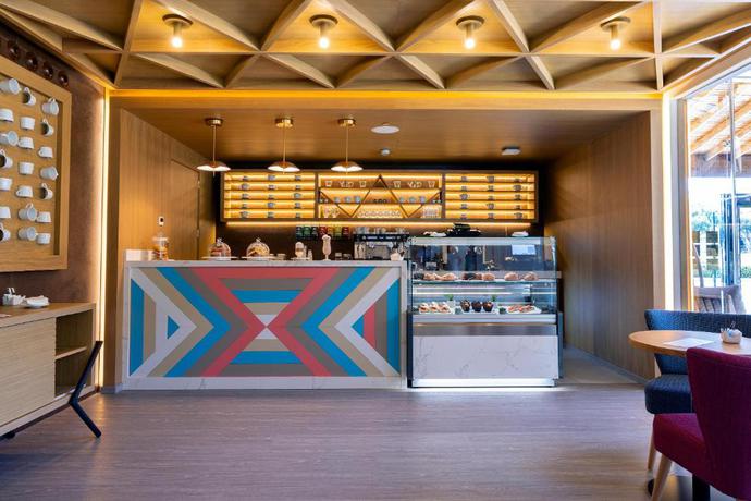 Imagen del bar/restaurante del Hotel Hipotels Barrosa Palace. Foto 7