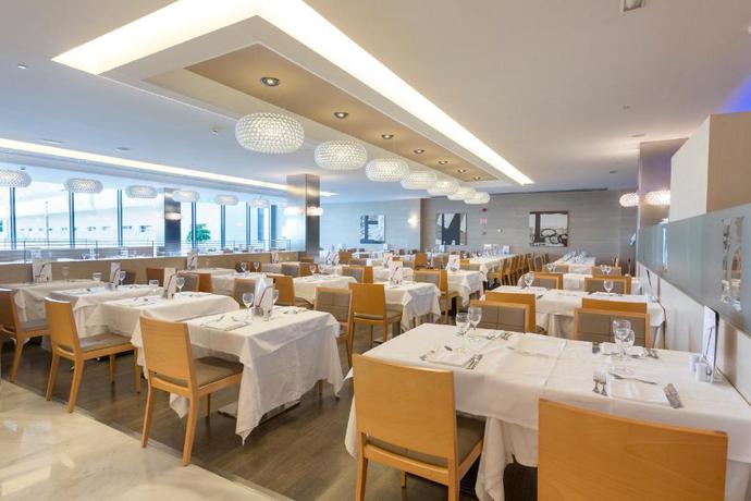 Imagen del bar/restaurante del Hotel Hipotels Gran Conil and Spa. Foto 2