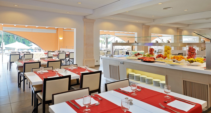 Imagen del bar/restaurante del Hotel Hipotels Mediterraneo Club. Foto 13