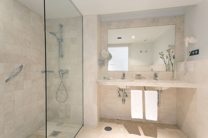 Imagen de la habitación del Hotel Hipotels Playa la Barrosa. Foto 9