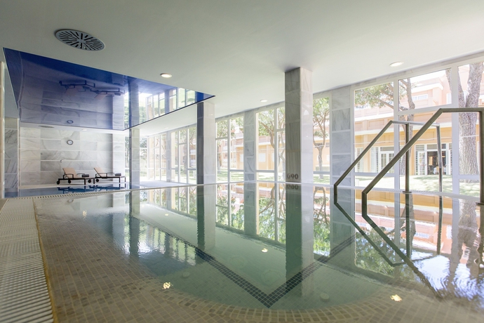 Imagen de la piscina del Hotel Hipotels Playa la Barrosa. Foto 16