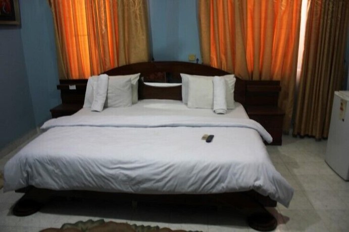Imagen de la habitación del Hotel His Royal Vico. Foto 3