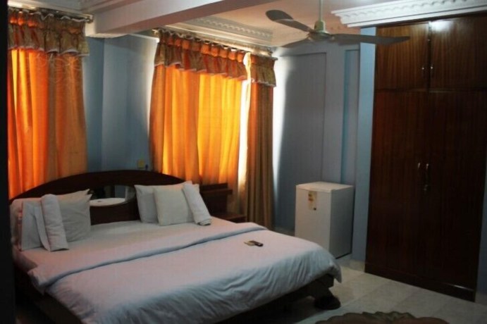 Imagen de la habitación del Hotel His Royal Vico. Foto 7