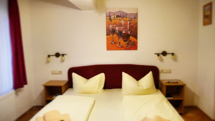 Imagen de la habitación del Hotel Historisches Weinrestaurant Zum Gr&uuml;nen Kranz. Foto 3