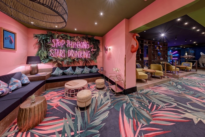 Imagen de los interiores del Hotel Hit the Sky. Foto 15