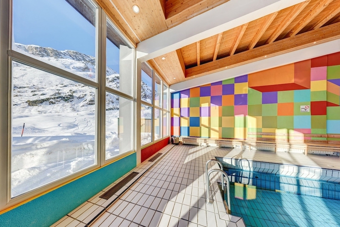 Imagen de la piscina del Hotel Hit the Sky. Foto 17
