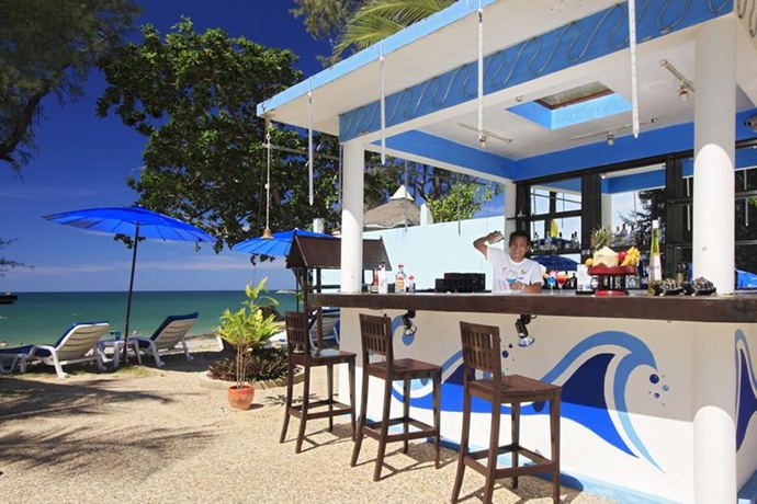 Imagen del bar/restaurante del Hotel Hive Khaolak Beach Resort. Foto 1