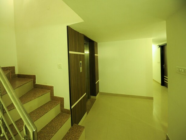 Imagen de la habitación del Hotel Hkj Residency. Foto 18