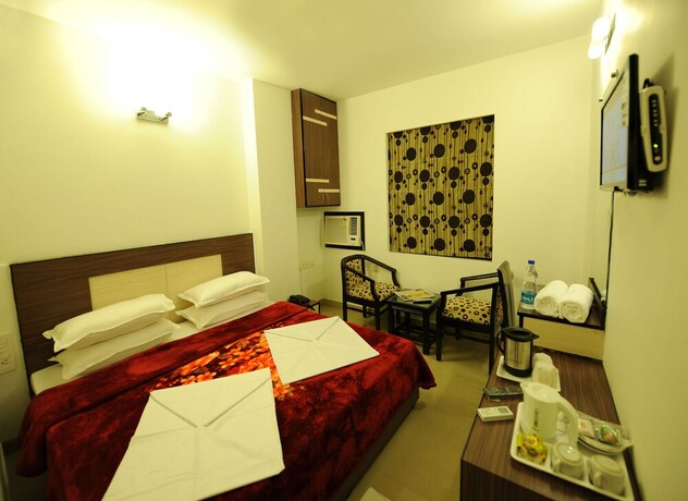 Imagen de la habitación del Hotel Hkj Residency. Foto 19