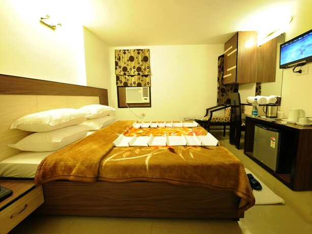 Imagen de la habitación del Hotel Hkj Residency. Foto 20