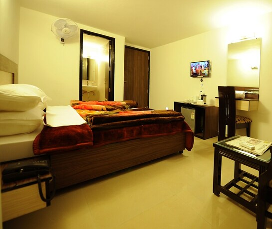 Imagen de la habitación del Hotel Hkj Residency. Foto 21