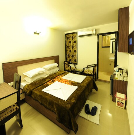 Imagen de la habitación del Hotel Hkj Residency. Foto 23