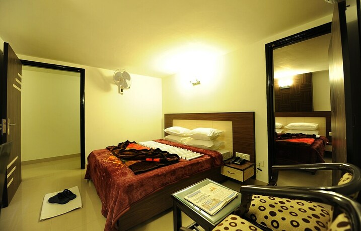 Imagen de la habitación del Hotel Hkj Residency. Foto 25