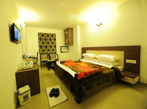 Imagen de la habitación del Hotel Hkj Residency. Foto 26
