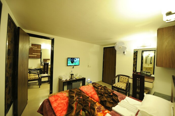 Imagen de la habitación del Hotel Hkj Residency. Foto 27
