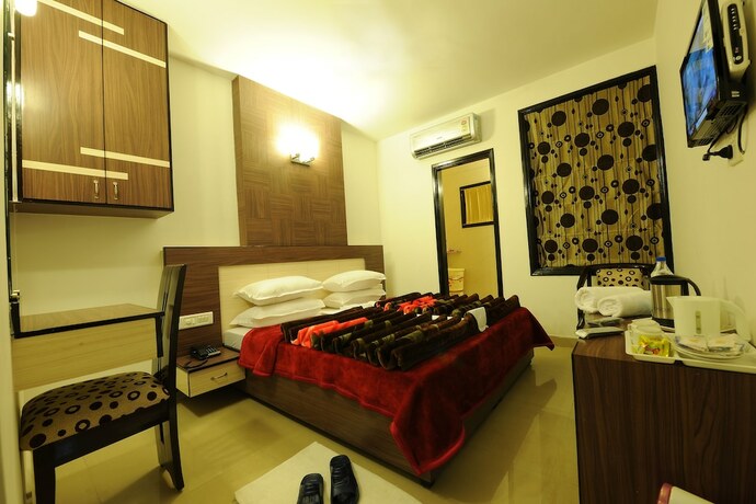 Imagen de la habitación del Hotel Hkj Residency. Foto 28