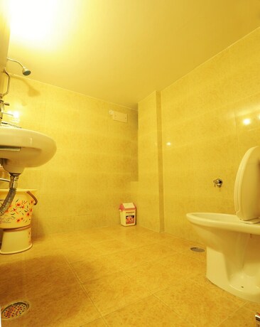 Imagen de la habitación del Hotel Hkj Residency. Foto 32