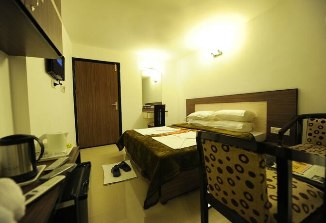 Imagen de la habitación del Hotel Hkj Residency. Foto 33