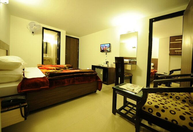 Imagen de la habitación del Hotel Hkj Residency. Foto 35