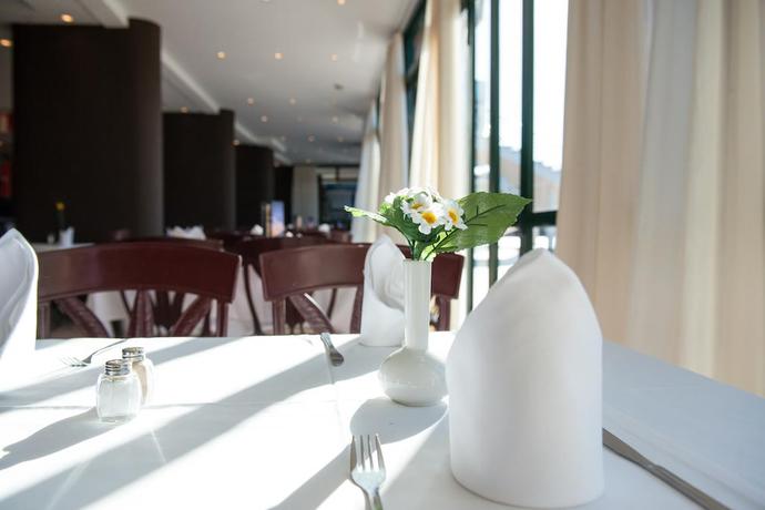 Imagen del bar/restaurante del Hotel Hl Club Playa Blanca. Foto 2