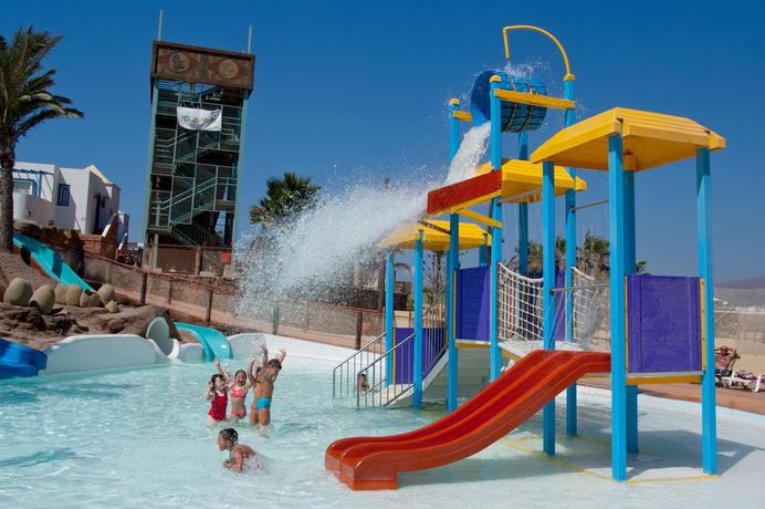 Imagen de la piscina del Hotel Hl Club Playa Blanca. Foto 14