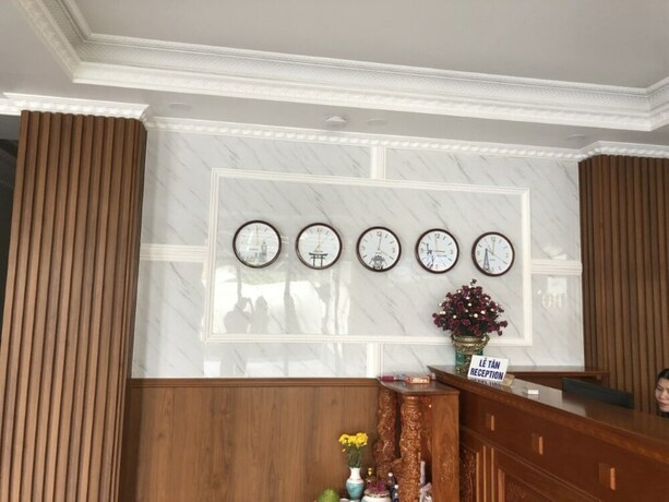 Imagen de los interiores del Hotel Hoang Hung, Thuan An. Foto 33
