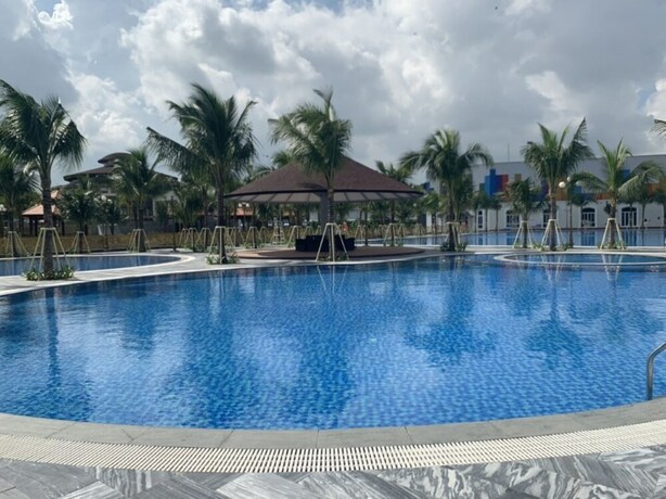 Imagen de la piscina del Hotel Hoang Hung, Thuan An. Foto 36