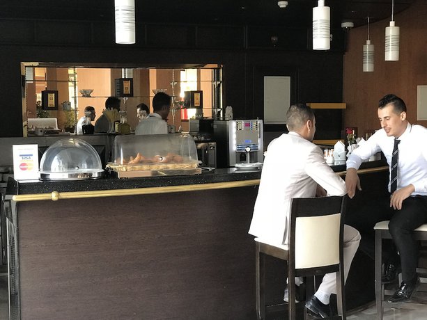 Imagen del bar/restaurante del Hotel Hocine. Foto 3