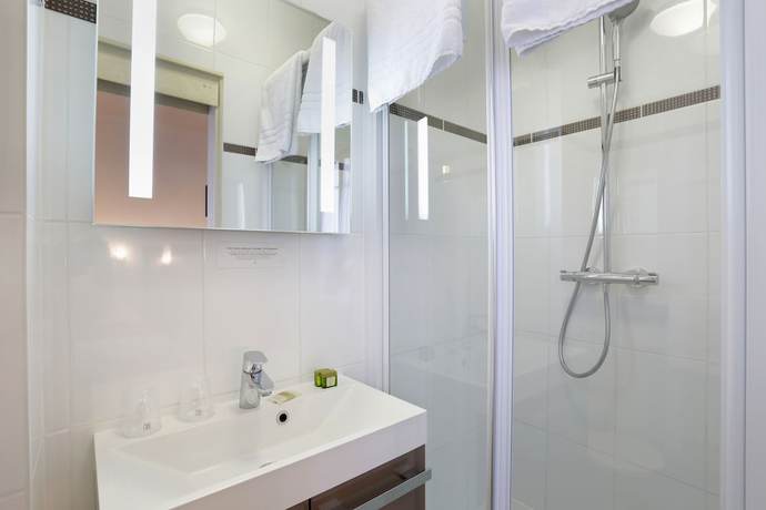 Imagen de la habitación del Hotel H&ocirc;tel A l\'Ombre des Marronniers. Foto 10