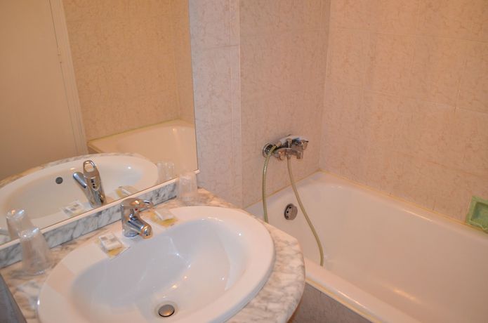 Imagen de la habitación del Hotel H&ocirc;tel Aiglon Bylitis. Foto 13
