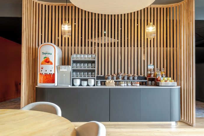 Imagen del bar/restaurante del Hotel H&ocirc;tel Akena Ch&acirc;lons en Champagne. Foto 3