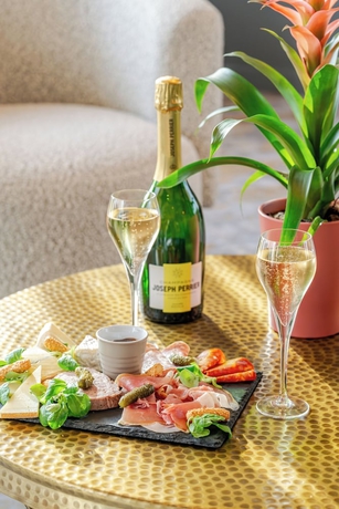 Imagen del bar/restaurante del Hotel H&ocirc;tel Akena Ch&acirc;lons en Champagne. Foto 4
