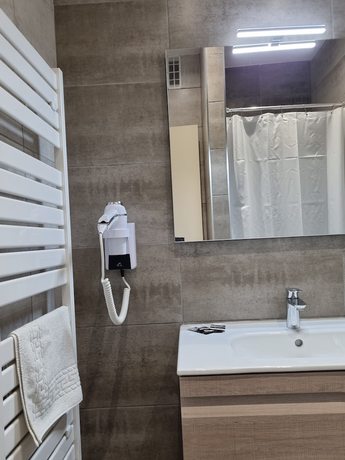 Imagen de la habitación del Hotel H&ocirc;tel Ambeille. Foto 3
