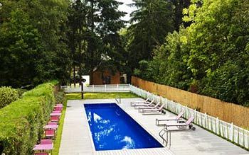 Imagen de la piscina del Hotel H&ocirc;tel And Spa Les Pl&eacute;iades. Foto 14