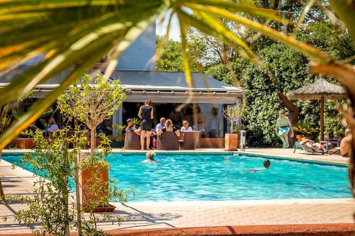 Imagen de la piscina del Hotel Hôtel Aquarius. Foto 20