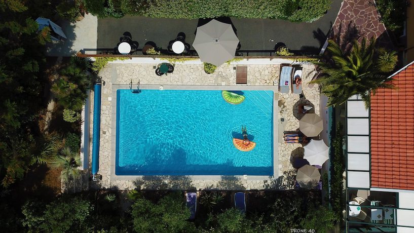 Imagen de la piscina del Hotel H&ocirc;tel Aquitaine. Foto 20