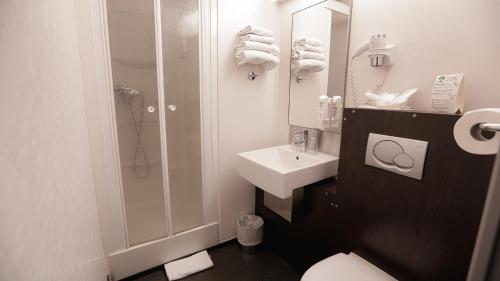 Imagen de la habitación del Hotel Hôtel Au Petit Caporal. Foto 9