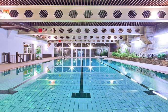 Imagen de la piscina del Hotel Hôtel Aux Mille Etoiles. Foto 20