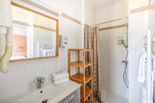 Imagen de la habitación del Hotel H&ocirc;tel Beau Rivage, LE LAVANDOU. Foto 7
