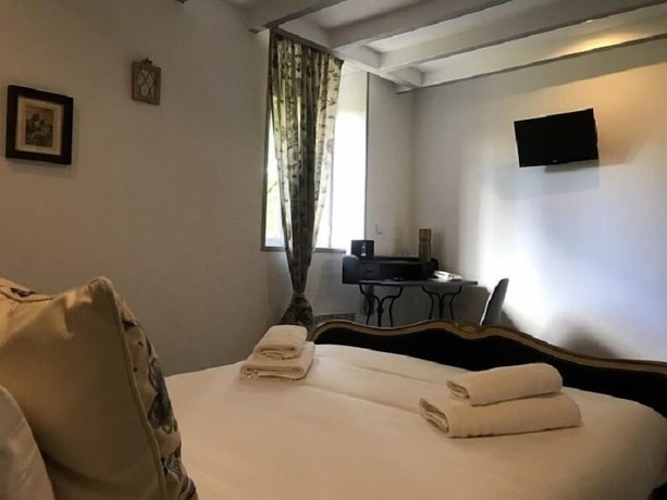 Imagen de la habitación del Hotel Hôtel Bien-Etre Aux Cyprès de Marquay. Foto 1